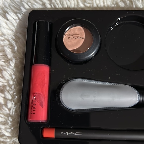 💋💄- Never used Mac look in box face kit / sun siren price firm! - Picture 4 of 7